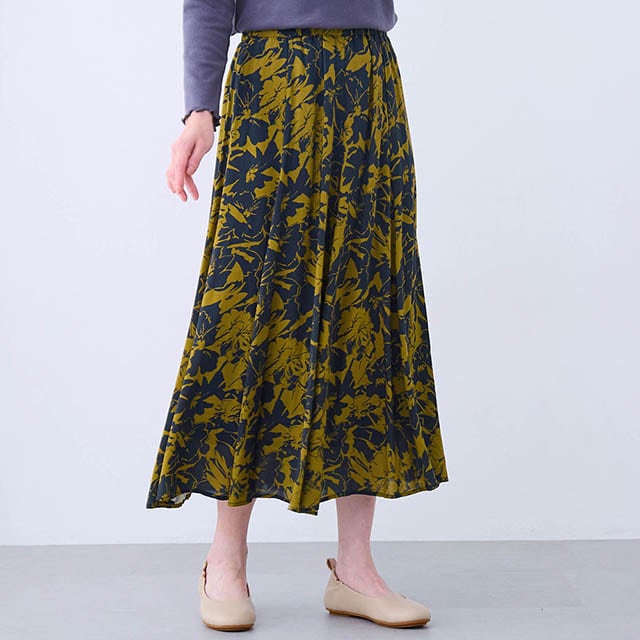 春コーデを盛り上げる、取り入れやすい総柄プリント