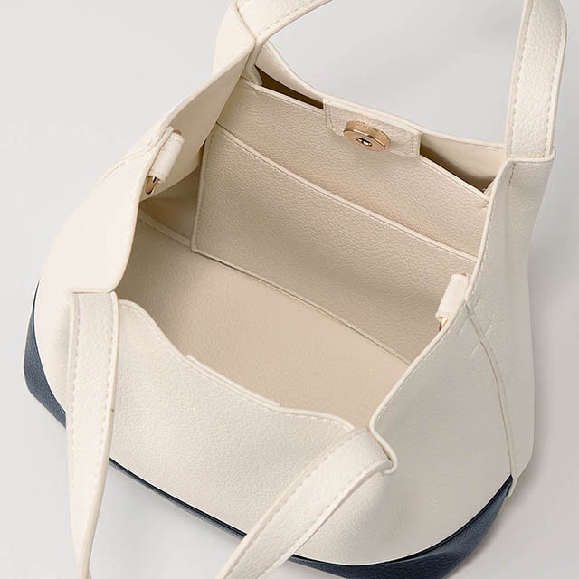 小ぶりながら500mlのペットボトルが入る収納力