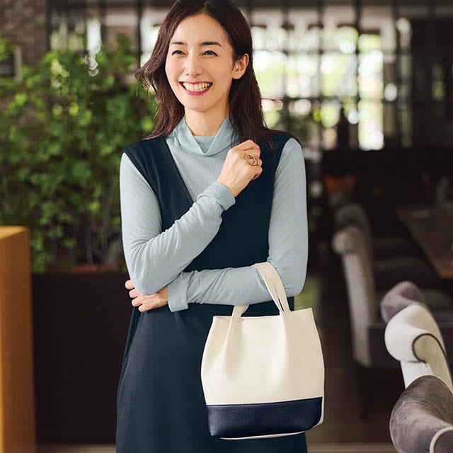 小ぶりで上品なモノトーンカラーの3WAYバッグ