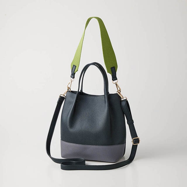 大人の遊び心をくすぐるバイカラーのショルダー