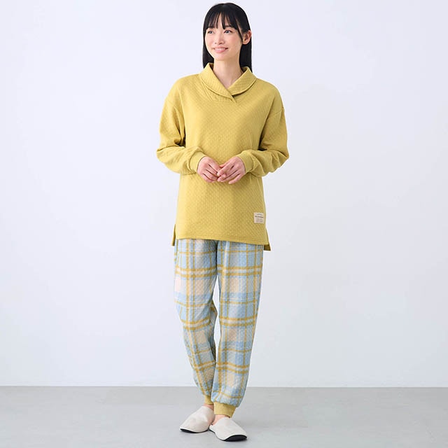 トップスは少し長め丈でおなかと腰を冷えから守りながら、さりげなく体型カバーも