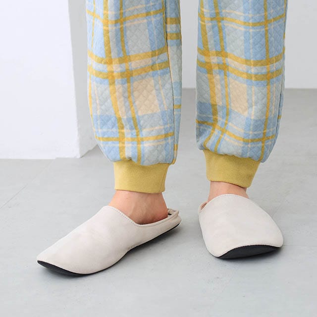 手首、手足はすきま風を防ぐリブ仕様