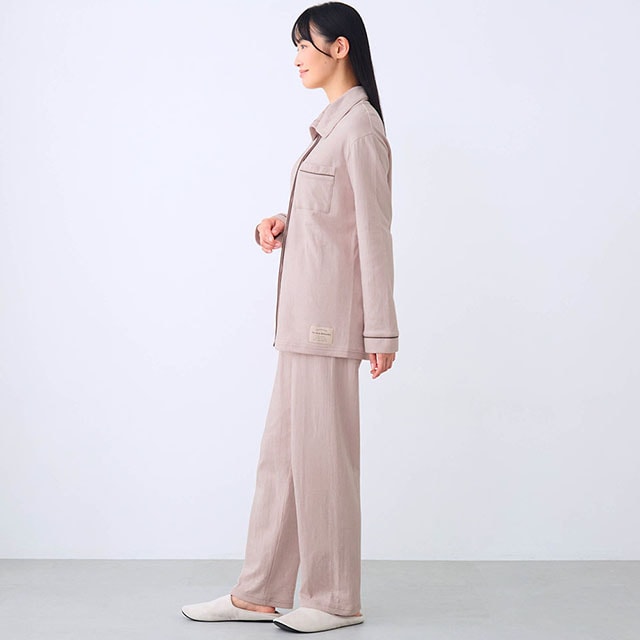 上下ともに脇の縫い目がないのでごろつきにくいのがうれしい