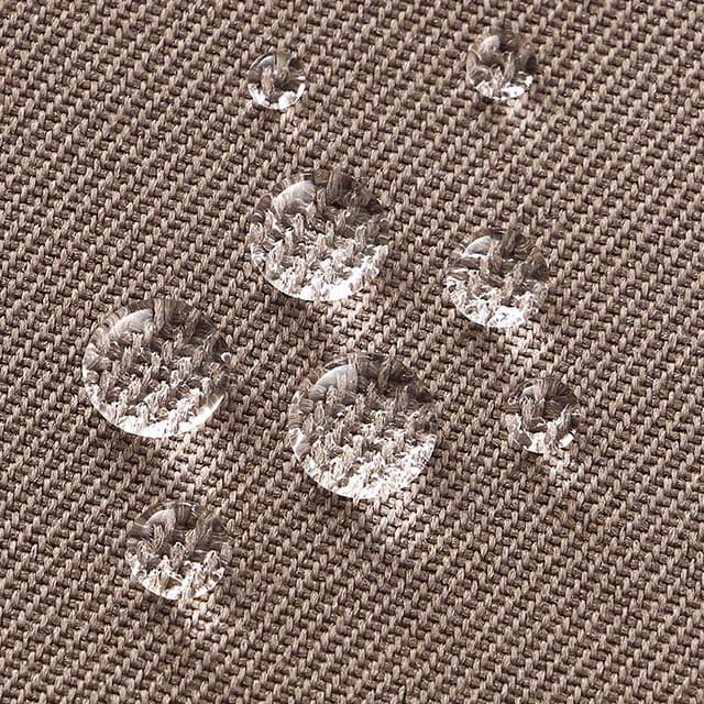 撥水・防汚加工を施しているのでカレーやラー油などを含む料理にも気にせず使える！