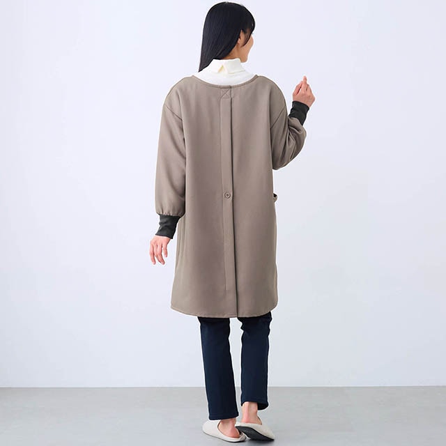 広めの襟ぐりと背中側のボタンで着脱も簡単