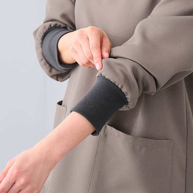 袖口リブ仕様で冷気が入りにくく、腕まくりもしやすい