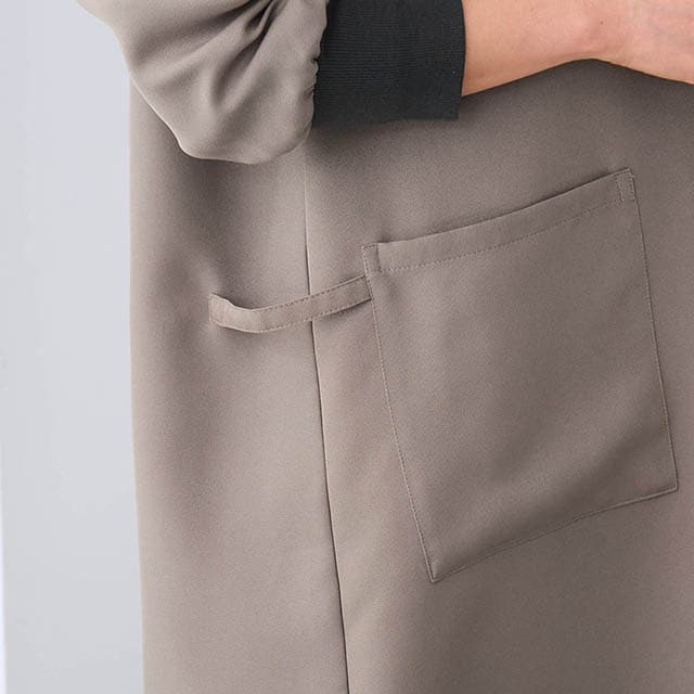 右側には手拭きタオルをかけるループ付き