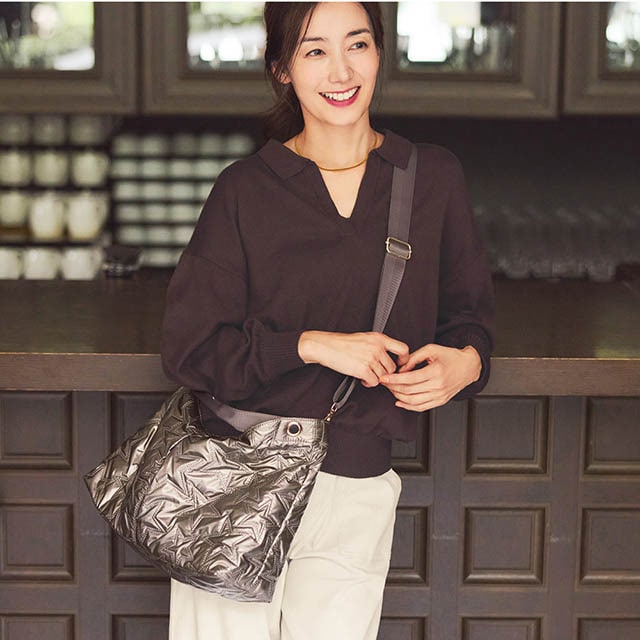 ショルダーバッグとしても使えるストラップ付き