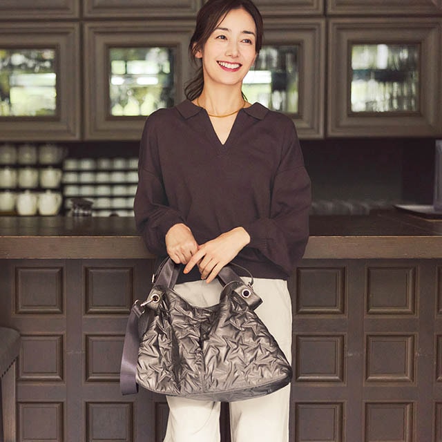 大ぶりの星柄バッグで着映えも収納もバッチリ！