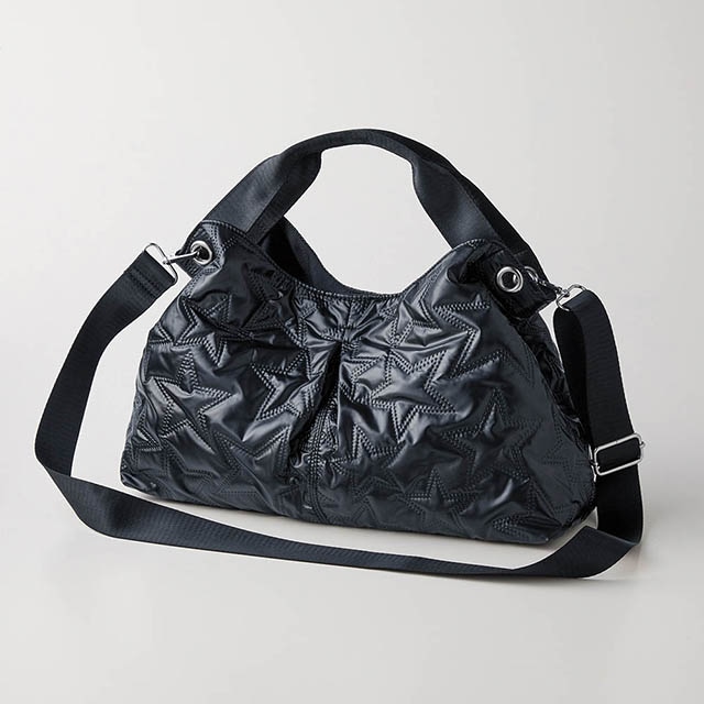 シンプルなコーディネートがぐっとおしゃれになる星柄刺繍バッグ