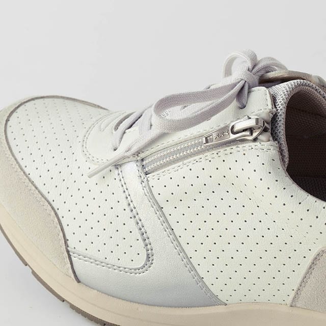 脱ぎ履きがしやすい外側ファスナー仕様