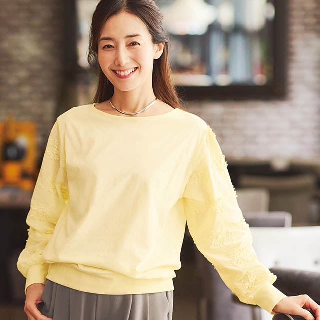袖の刺繍レースが程よく華やかなプルオーバー
