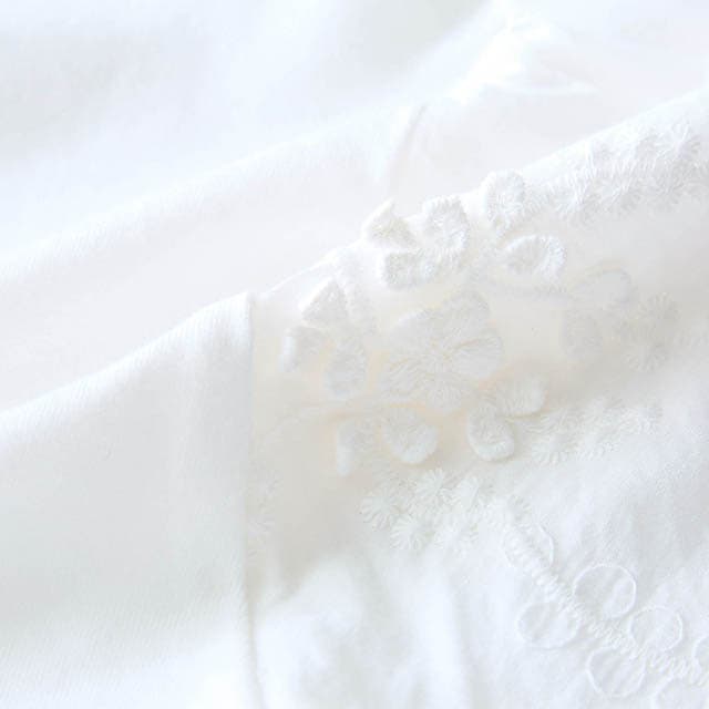 花の部分のみ浮かび上がるような立体的のある刺繍がポイント