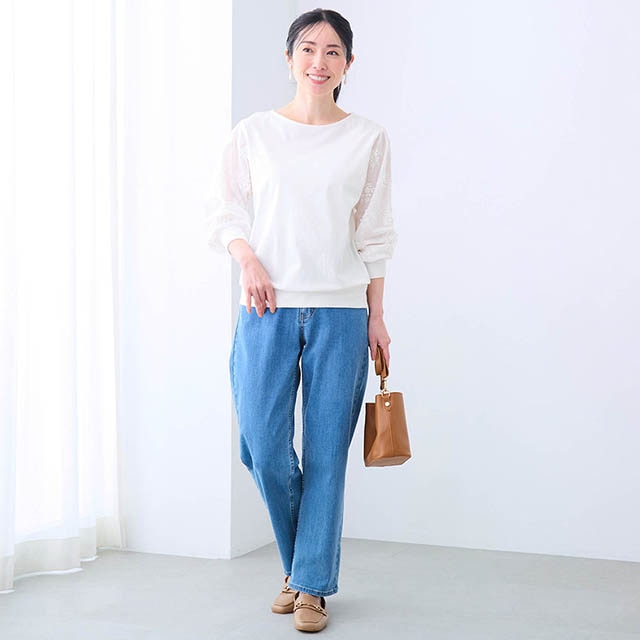 身頃部分はカットソー素材でTシャツ感覚でラフに着られる