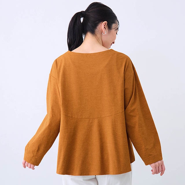 後ろ裾がペプラムシルエットだからさりげなくフェミニンな印象に