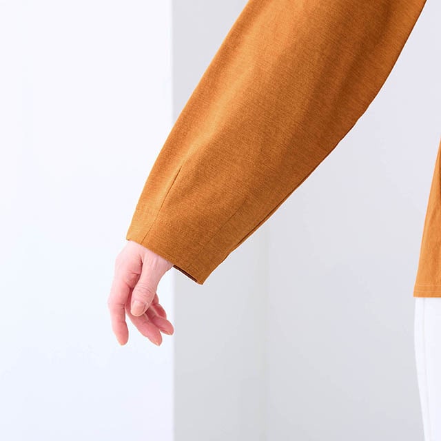 袖口にはタック入りでシンプルながらもデザイン性も◎
