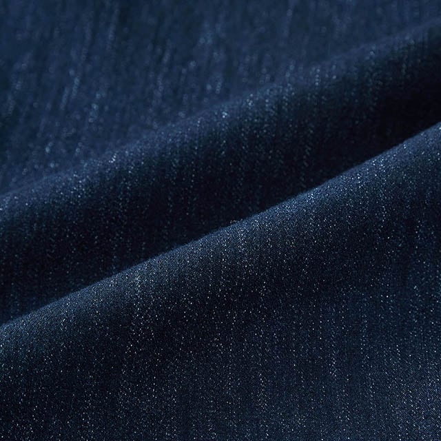 「堅い、重い」という従来のデニムイメージを一新する、やわらかさ＆軽さ！