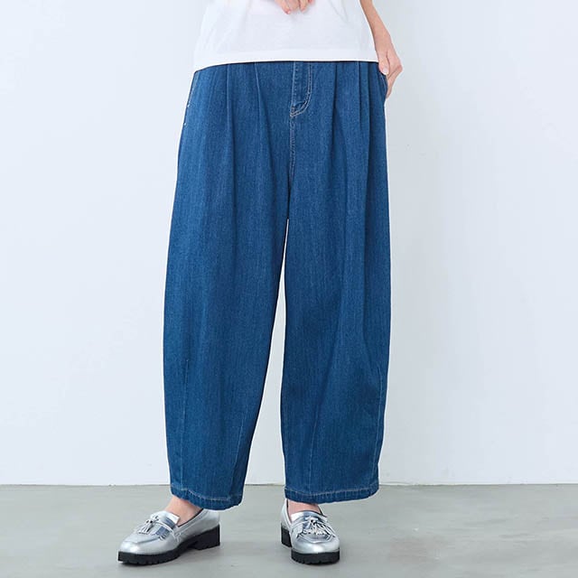 脚のラインを自然にカバーするカーブシルエット