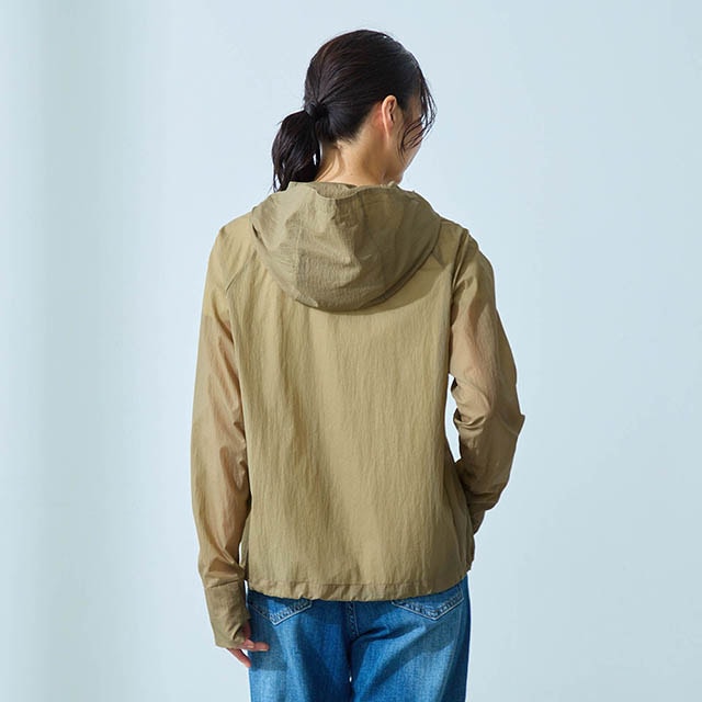 大きめのフードで顔まわりまでしっかり覆える