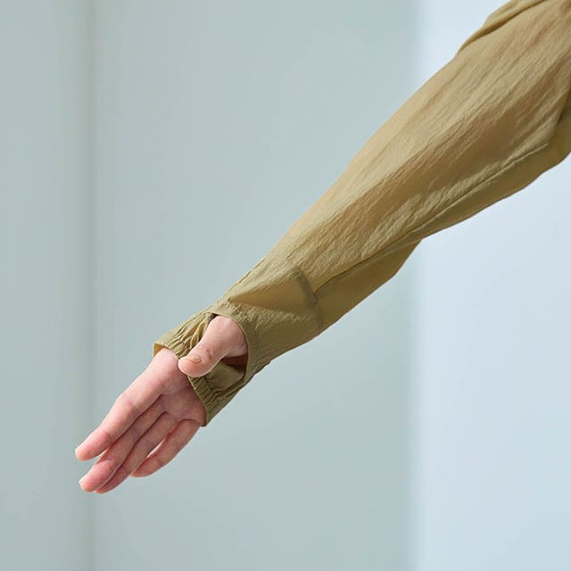 長めの袖と指穴ホールで手の甲までカバー