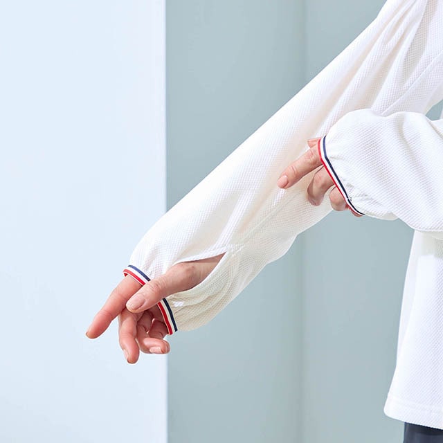 サムホール付きの袖で手の甲までしっかりカバー