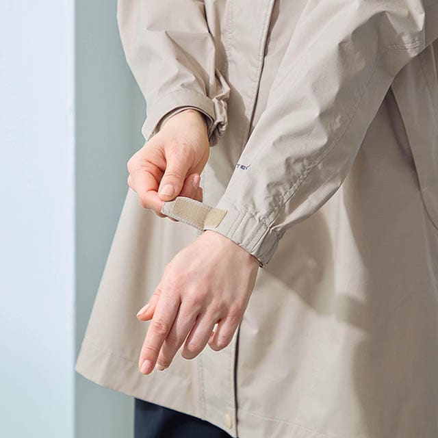 袖口はフィット感のあるゴムと面ファスナー付きのタブで雨風をシャットアウト