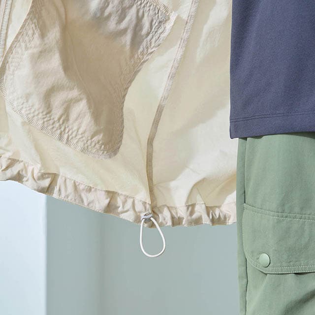 裾はドロスト仕様で調整が可能