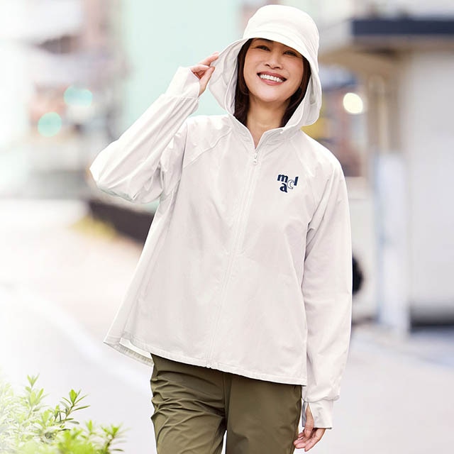 ハットとパーカがドッキングした新しいデザインのUVカットパーカ