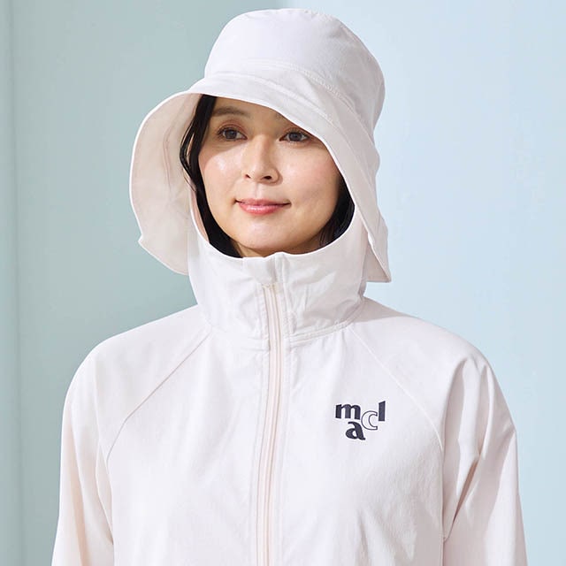 スタンドカラーで首まわりをカバー