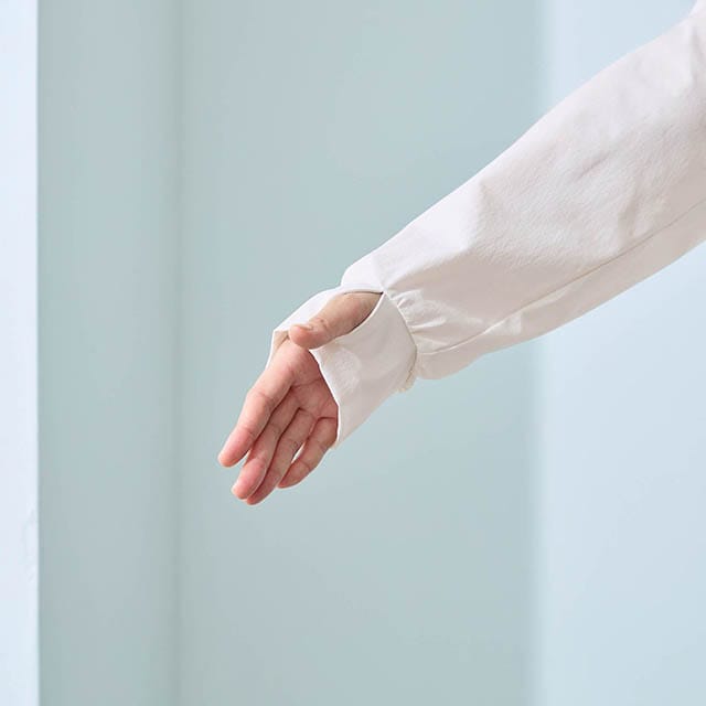 手の甲まで覆う指穴ホール付き