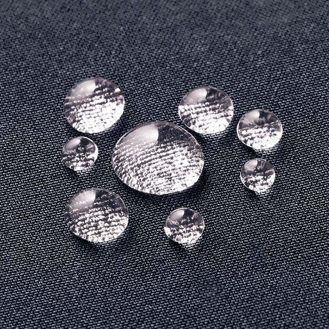 濡れやすいスカート部分は撥水機能付きの布帛素材を使用