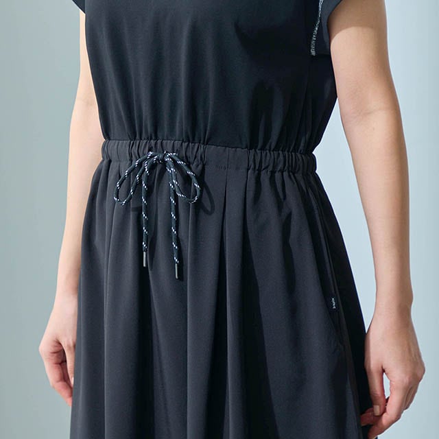 ウエストは調整可能なドロスト仕様