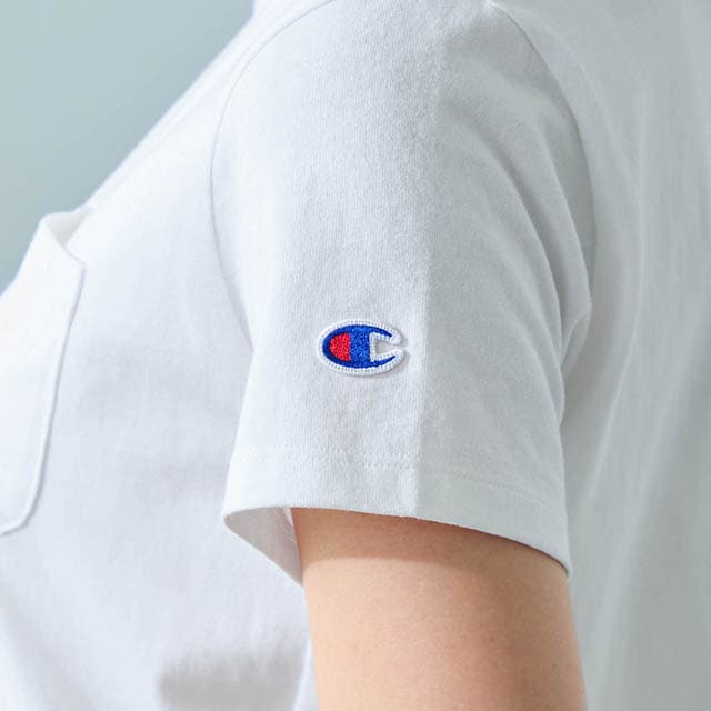 左袖にあしらったロゴがアクセントに