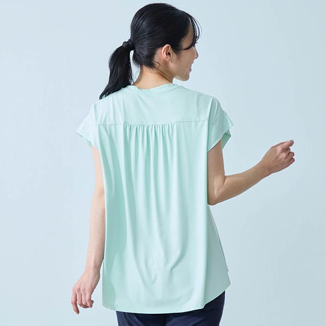 背面ギャザーで後ろ姿も決まる