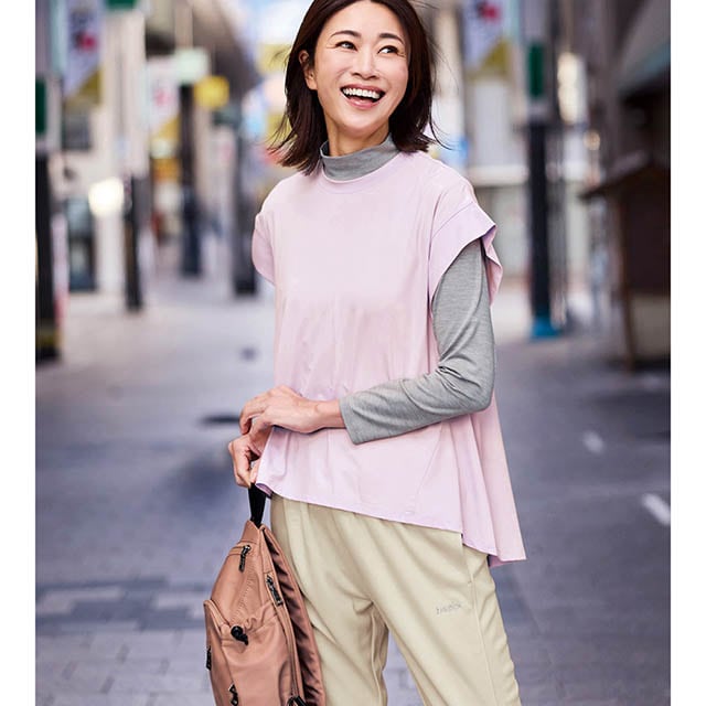 スポーツ素材を女性らしいデザインに仕上げ、着映えも万全なチュニック