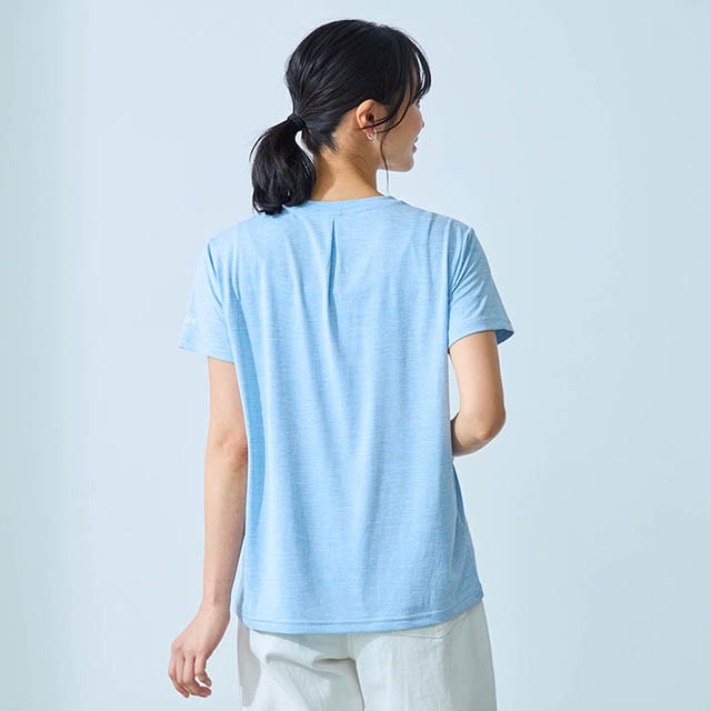 後ろタックでシルエットも女性らしく