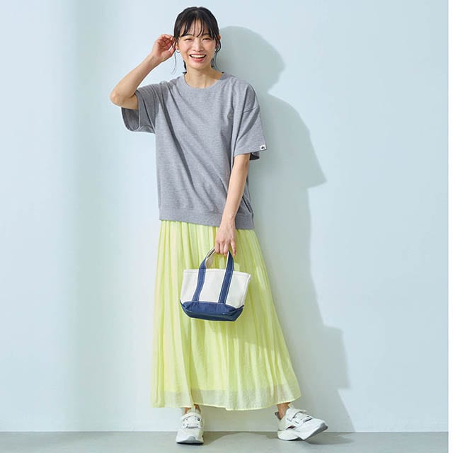 襟や裾のリブ切替えで、スウェットシャツのような仕様に