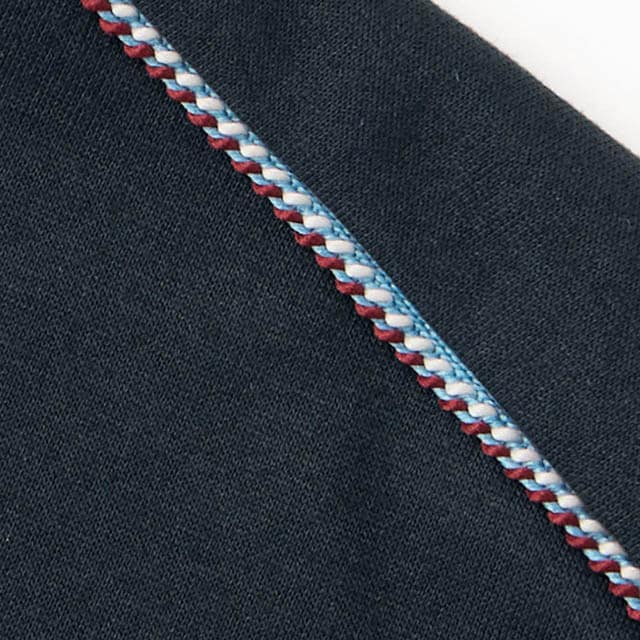 左肩には南仏の海辺のロープをイメージしたライン入り