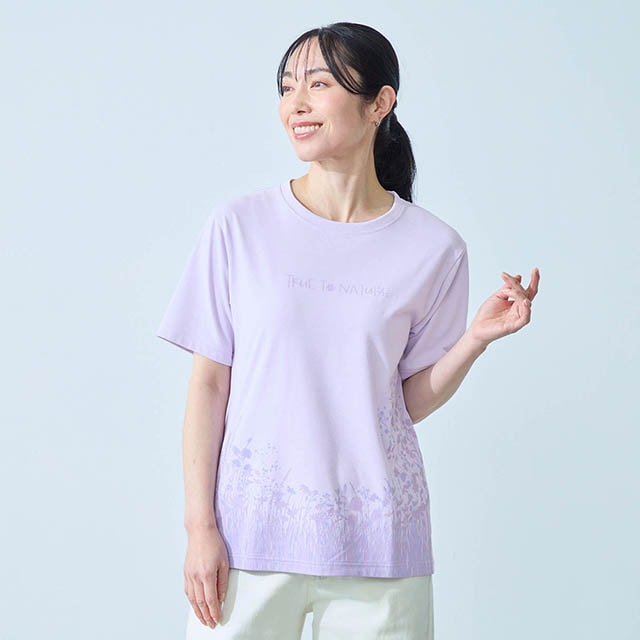 胸元ロゴや、虫から見た世界を描いたさりげないプリントが好印象