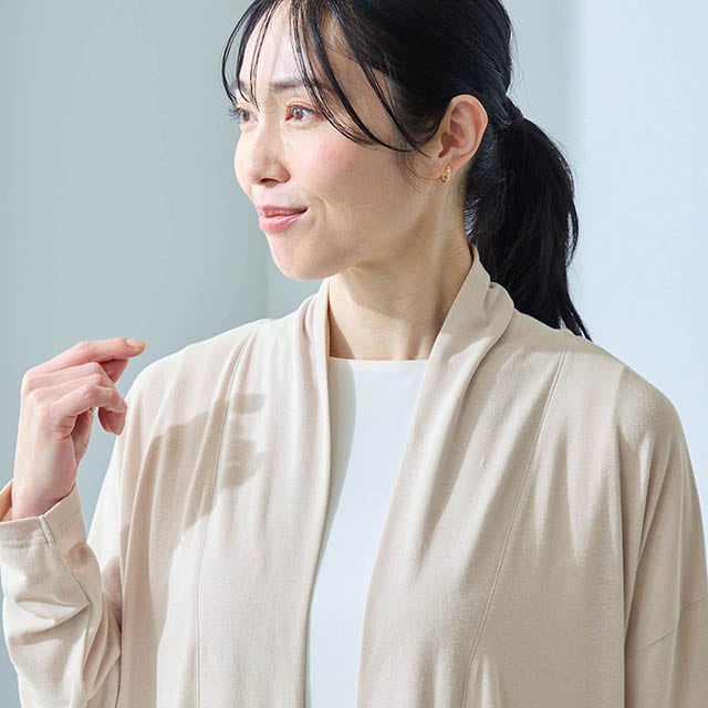 高めの襟で首の日焼け対策にも