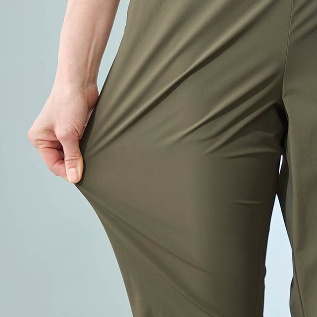 ストレッチ素材で動きやすく、接触冷感でひんやり