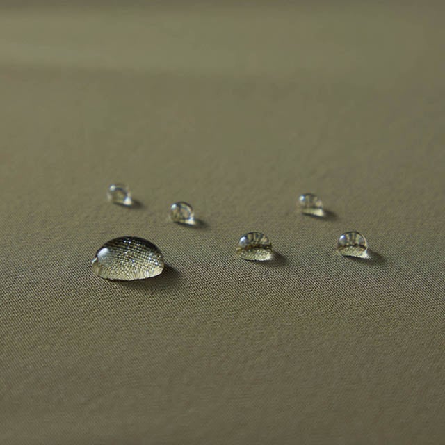 撥水加工を施した軽量ストレッチ素材