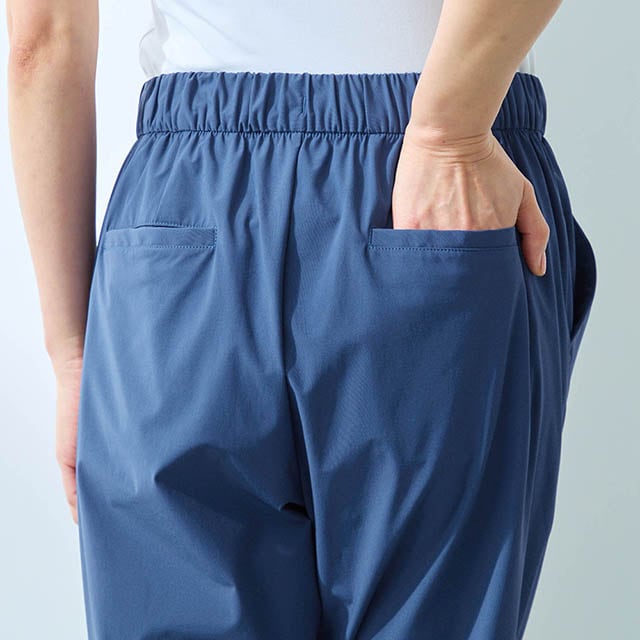 ウエストは後ろゴムで快適なはき心地