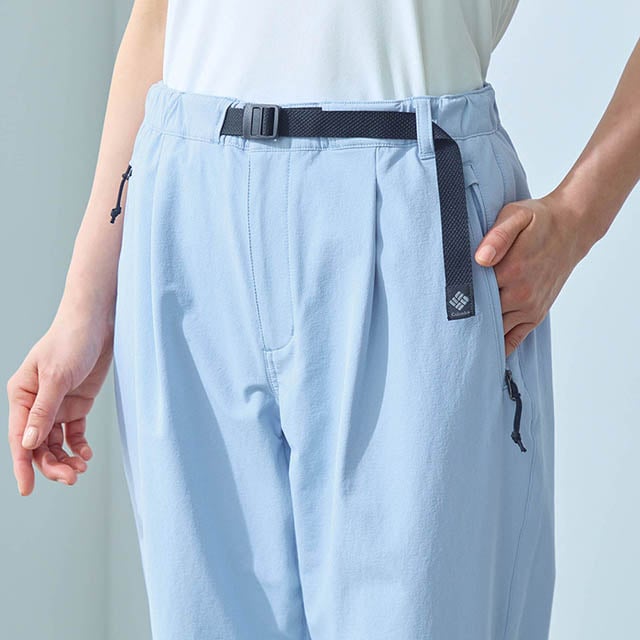 腰まわりをスッキリ見せるタックデザイン