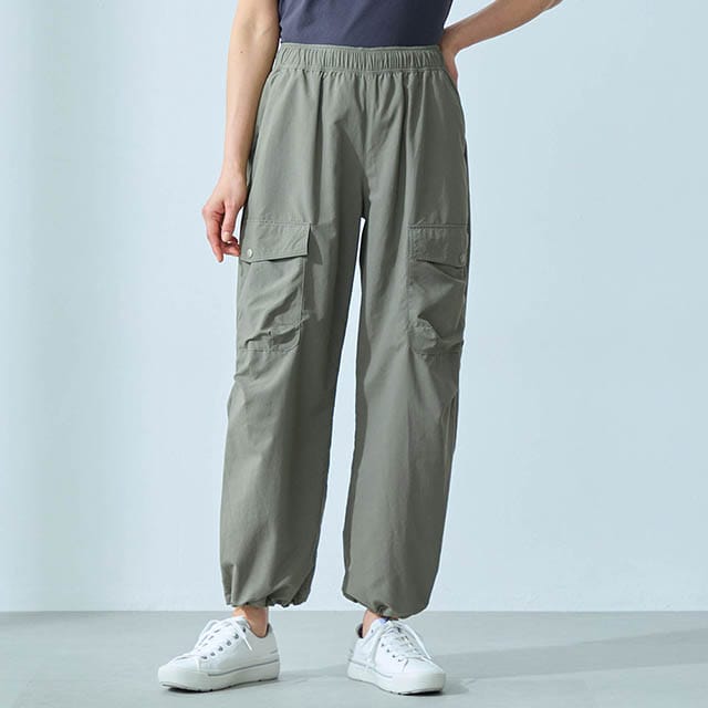 太すぎないシルエットとさらりとした素材感で脚に張りつきにくい