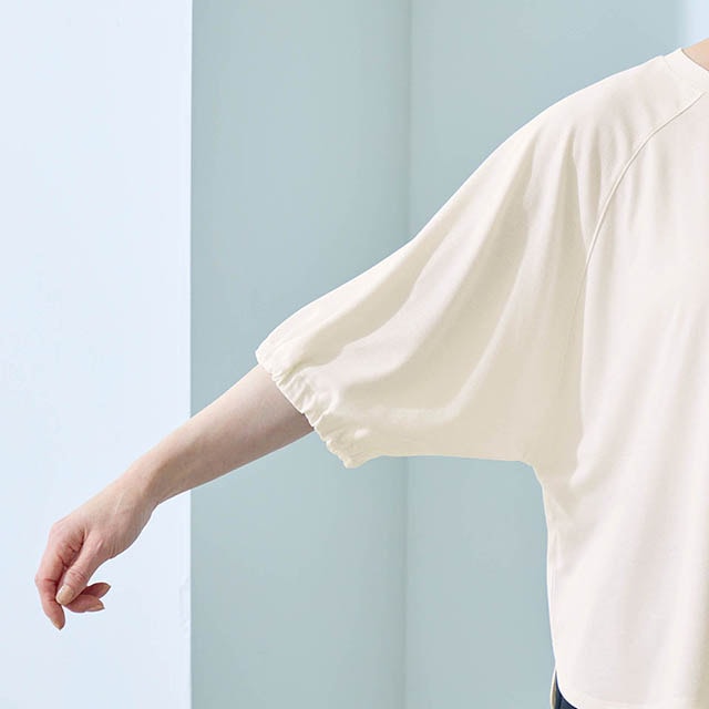 袖口にゴムをあしらったラグランスリーブ