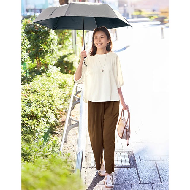 機能派に見えないフェミニン顔トップス