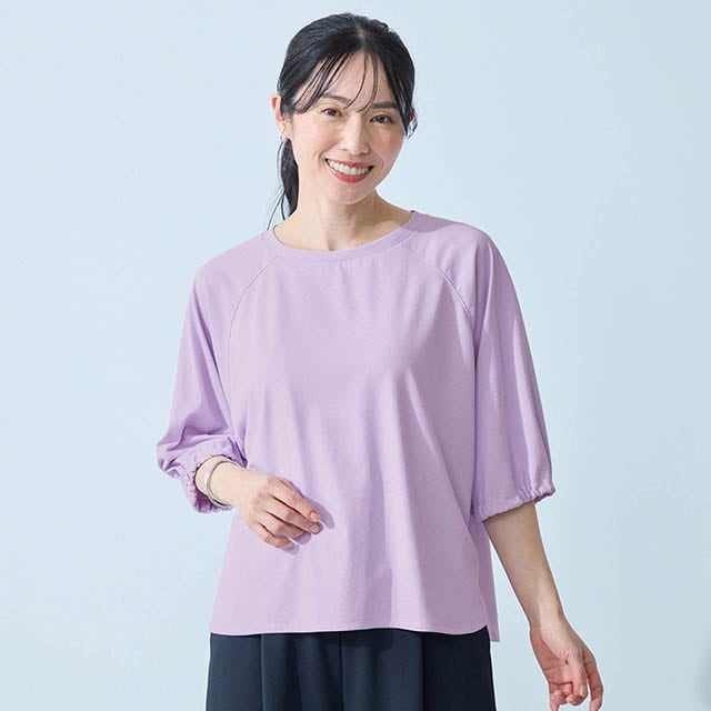 ゆったりとしたサイズ感で気になる体型をカバー