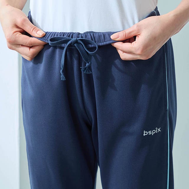 ウエストは総ゴム＋ひも仕様で快適なはき心地