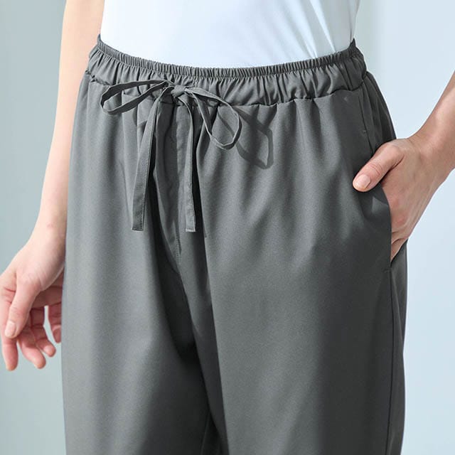 ウエストは総ゴム＋ひも仕様で快適なはき心地